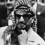 ياسر عرفات يضع نظارات شمسية